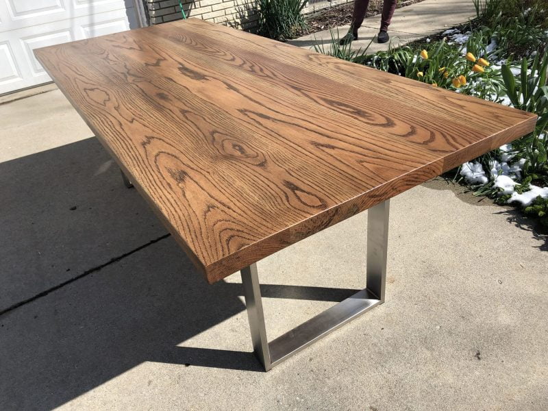 Chiếc bàn được làm từ gỗ sồi đỏ